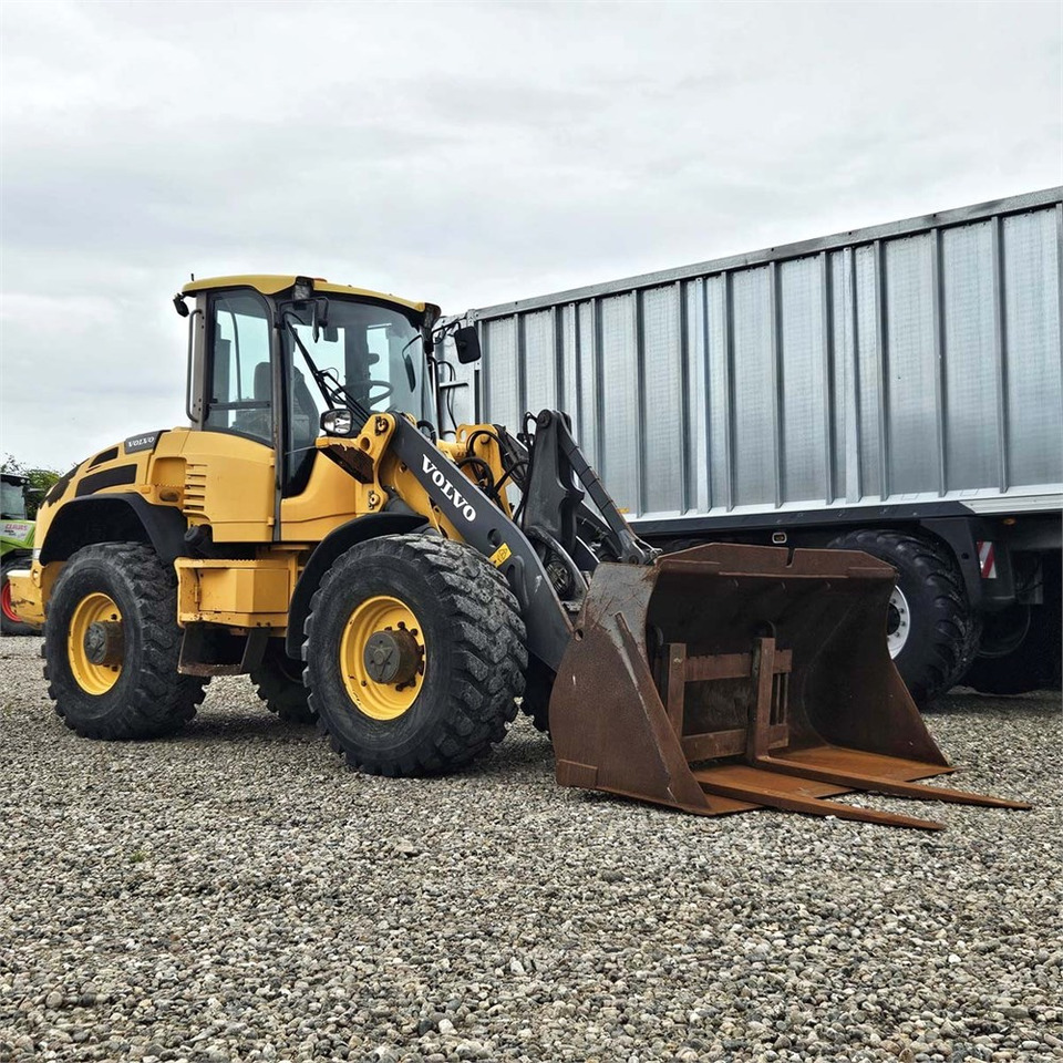 Volvo L45F-TP - Gumikerekes homlokrakodó: 2 kép. Volvo L45F-TP - Gumikerekes homlokrakodó: 2 kép.
