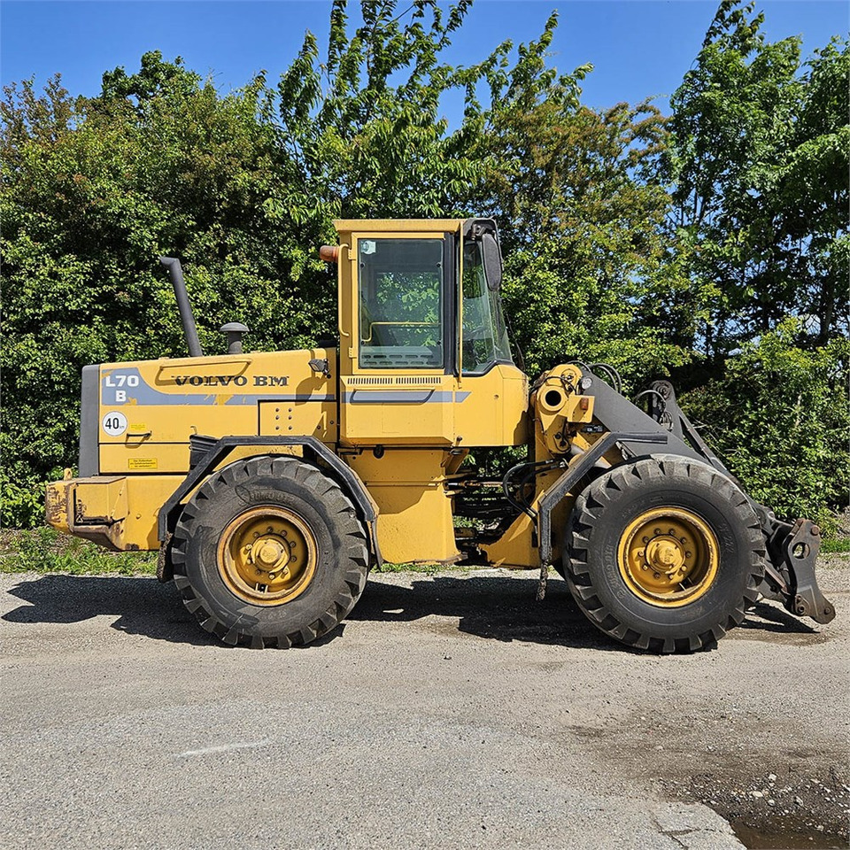 Volvo L70 B - Gumikerekes homlokrakodó: 5 kép. Volvo L70 B - Gumikerekes homlokrakodó: 5 kép.