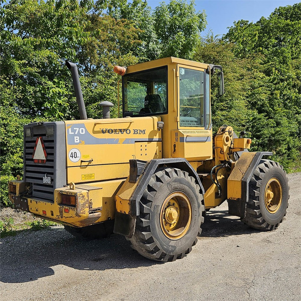 Volvo L70 B - Gumikerekes homlokrakodó: 4 kép. Volvo L70 B - Gumikerekes homlokrakodó: 4 kép.