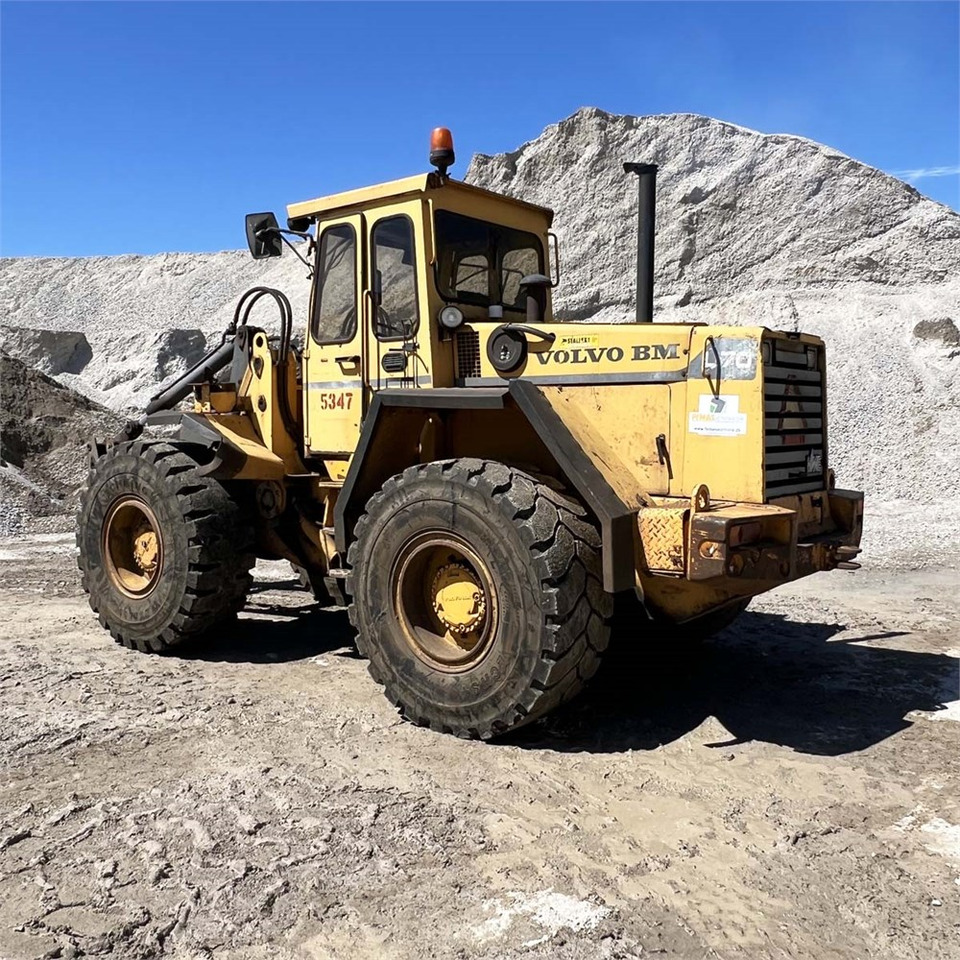 Volvo L70 - Gumikerekes homlokrakodó: 4 kép. Volvo L70 - Gumikerekes homlokrakodó: 4 kép.