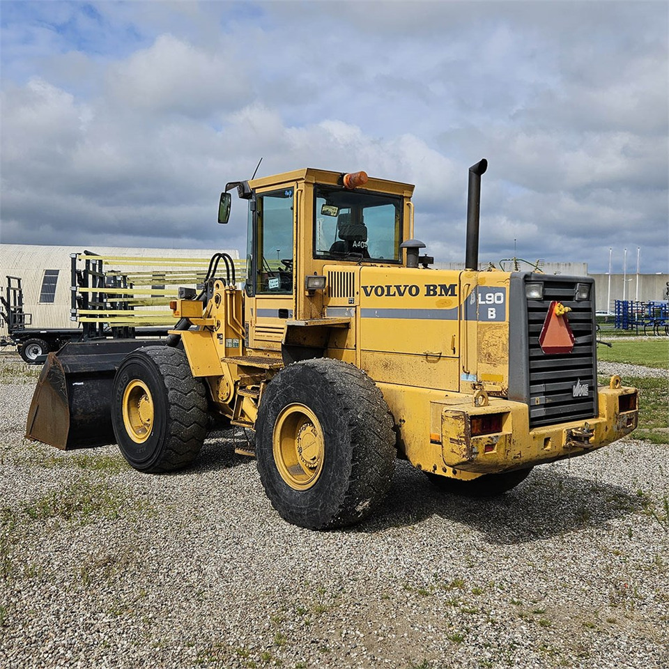 Volvo L90 B - Gumikerekes homlokrakodó: 3 kép. Volvo L90 B - Gumikerekes homlokrakodó: 3 kép.