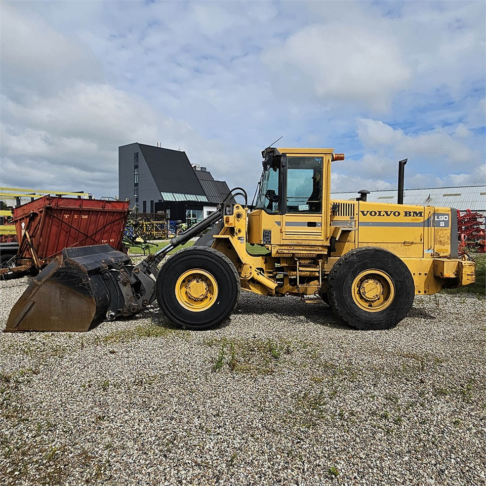 Volvo L90 B - Gumikerekes homlokrakodó: 4 kép. Volvo L90 B - Gumikerekes homlokrakodó: 4 kép.