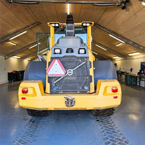 Volvo L90 H - Gumikerekes homlokrakodó: 4 kép. Volvo L90 H - Gumikerekes homlokrakodó: 4 kép.