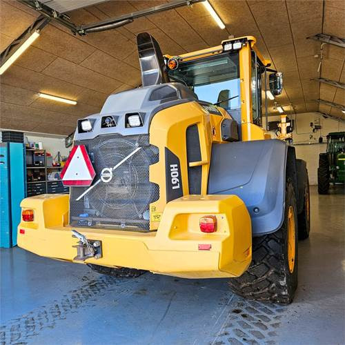 Volvo L90 H - Gumikerekes homlokrakodó: 5 kép. Volvo L90 H - Gumikerekes homlokrakodó: 5 kép.