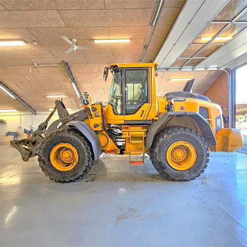 Volvo L90 H - Gumikerekes homlokrakodó: 2 kép. Volvo L90 H - Gumikerekes homlokrakodó: 2 kép.