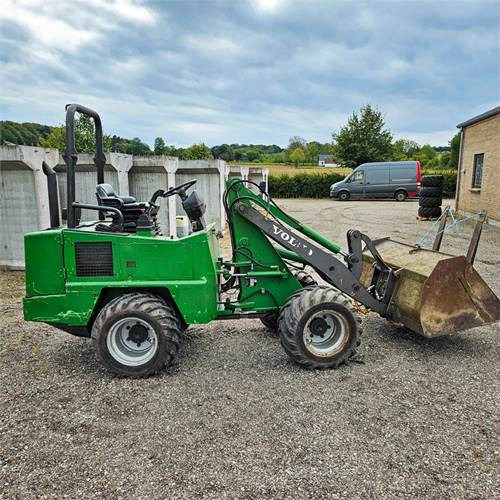 Volvo ZL302C - Gumikerekes homlokrakodó: 5 kép. Volvo ZL302C - Gumikerekes homlokrakodó: 5 kép.