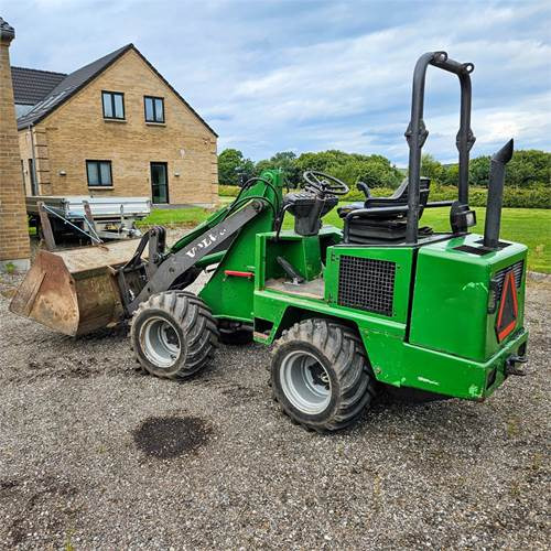 Volvo ZL302C - Gumikerekes homlokrakodó: 3 kép. Volvo ZL302C - Gumikerekes homlokrakodó: 3 kép.