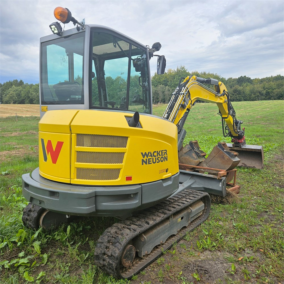 Wacker Neuson ET35 - Minikotró: 4 kép. Wacker Neuson ET35 - Minikotró: 4 kép.