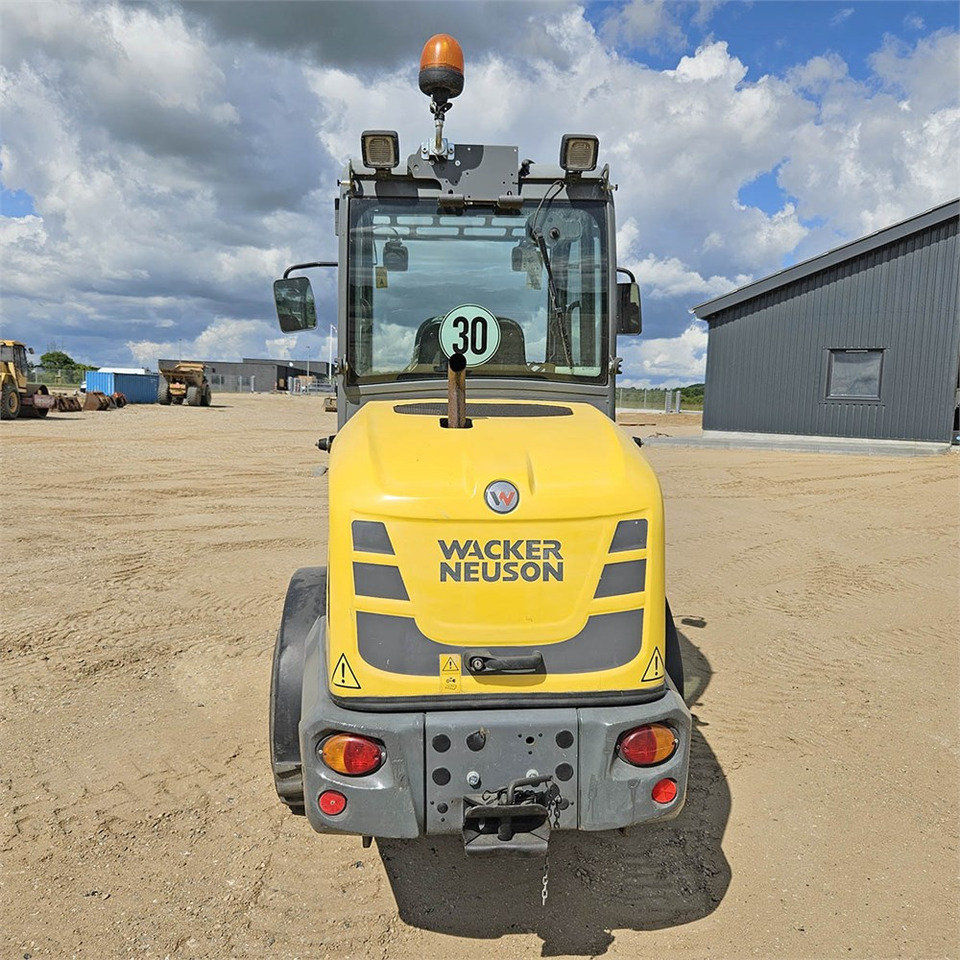 Wacker Neuson WL 32/RL30 - Gumikerekes homlokrakodó: 4 kép. Wacker Neuson WL 32/RL30 - Gumikerekes homlokrakodó: 4 kép.