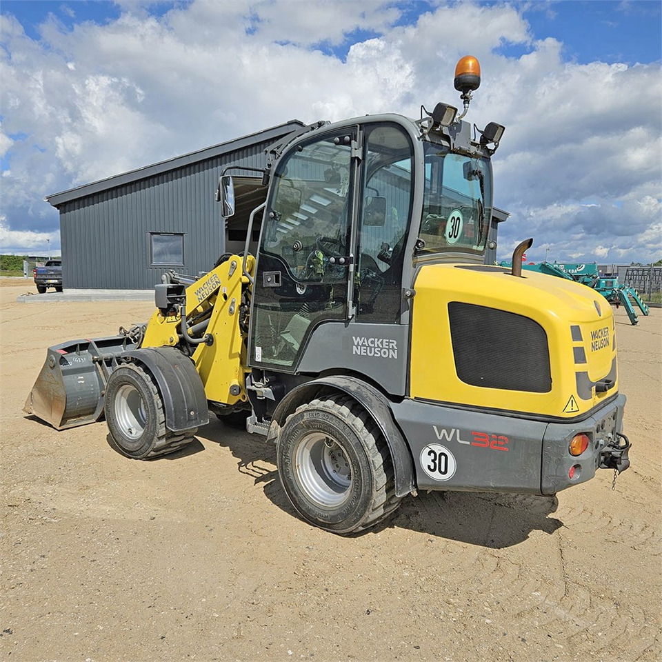 Wacker Neuson WL 32/RL30 - Gumikerekes homlokrakodó: 3 kép. Wacker Neuson WL 32/RL30 - Gumikerekes homlokrakodó: 3 kép.