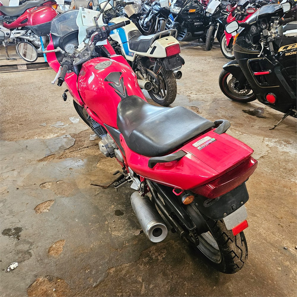 Yamaha XJ600 Diversion - Motorkerékpár: 3 kép. Yamaha XJ600 Diversion - Motorkerékpár: 3 kép.