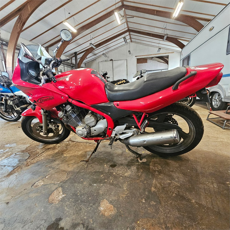 Yamaha XJ600 Diversion - Motorkerékpár: 2 kép. Yamaha XJ600 Diversion - Motorkerékpár: 2 kép.