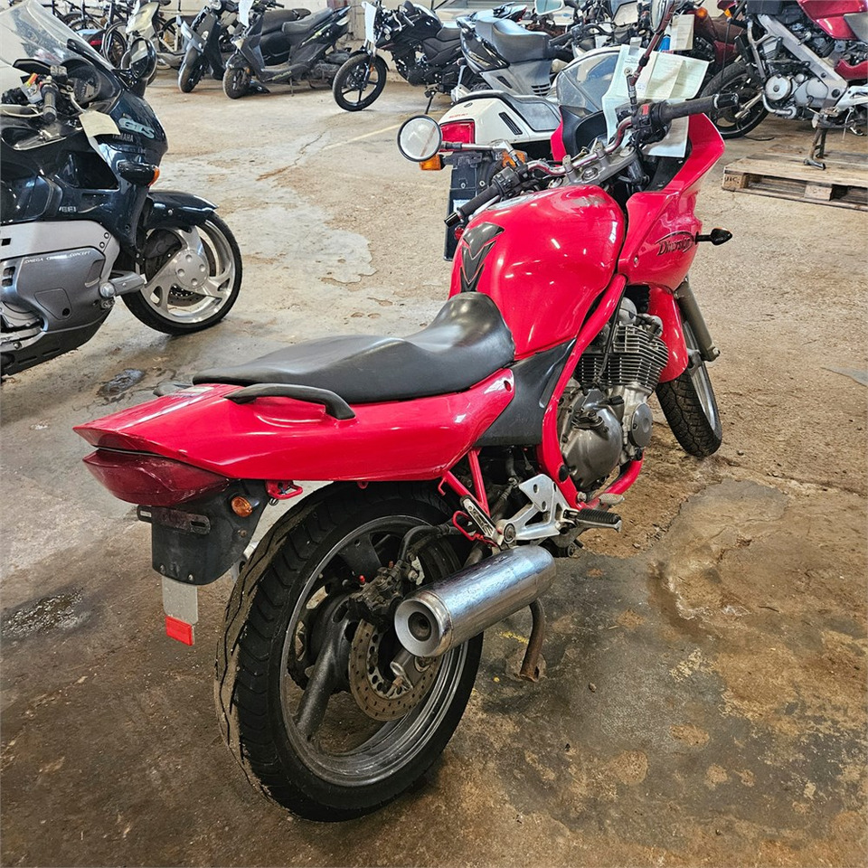 Yamaha XJ600 Diversion - Motorkerékpár: 5 kép. Yamaha XJ600 Diversion - Motorkerékpár: 5 kép.