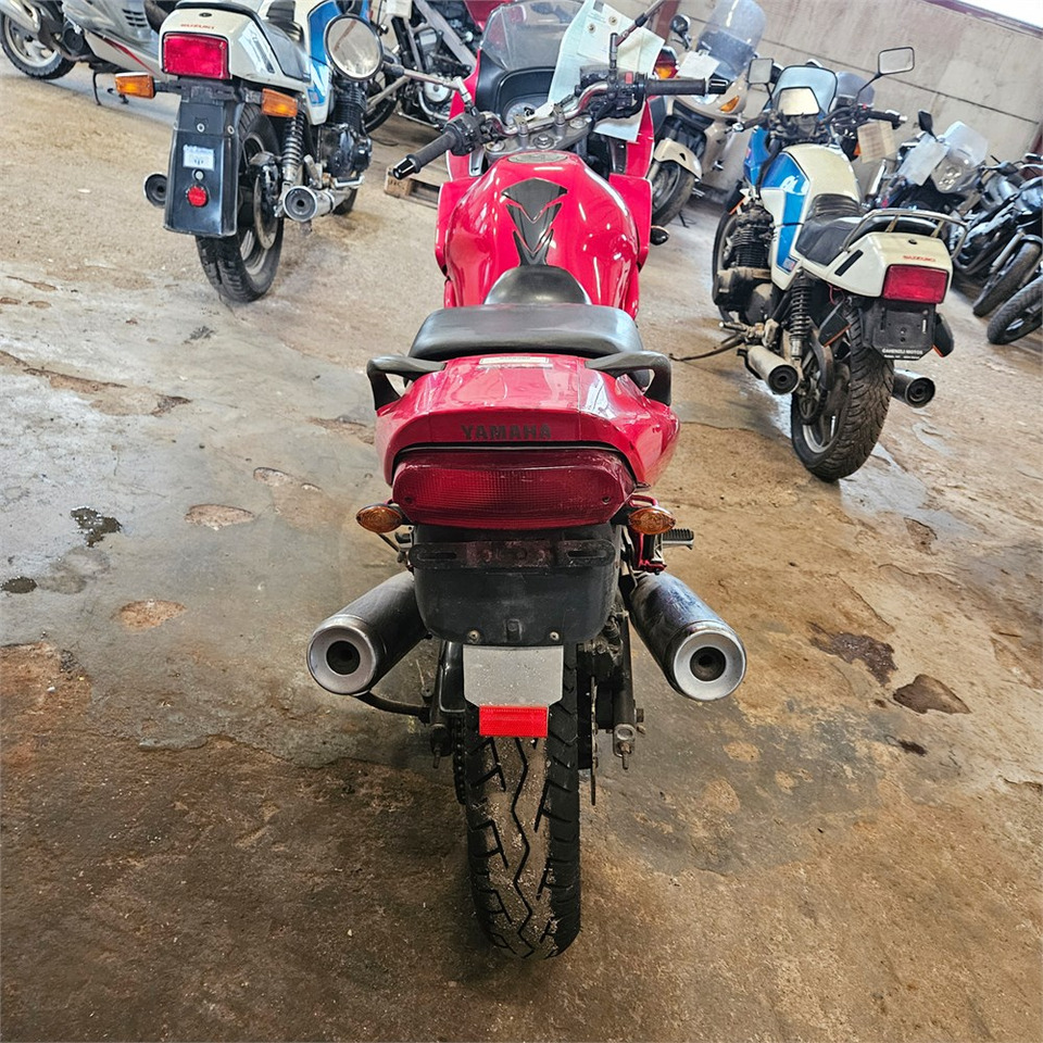 Yamaha XJ600 Diversion - Motorkerékpár: 4 kép. Yamaha XJ600 Diversion - Motorkerékpár: 4 kép.