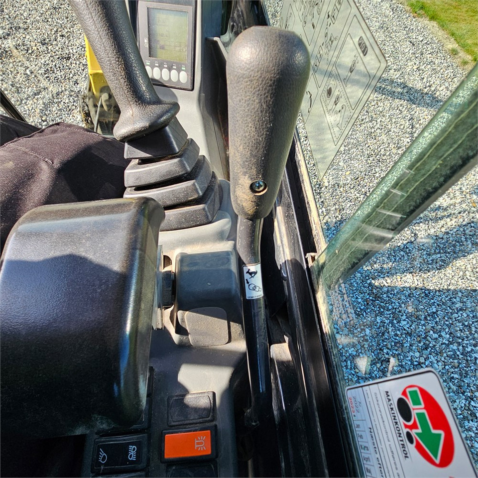 Minikotró Yanmar SV18: 19 kép.
