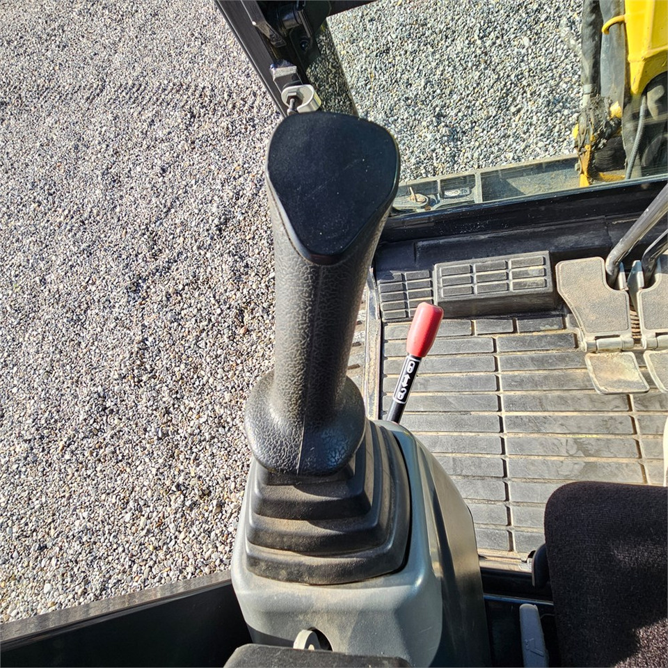 Minikotró Yanmar SV18: 18 kép.