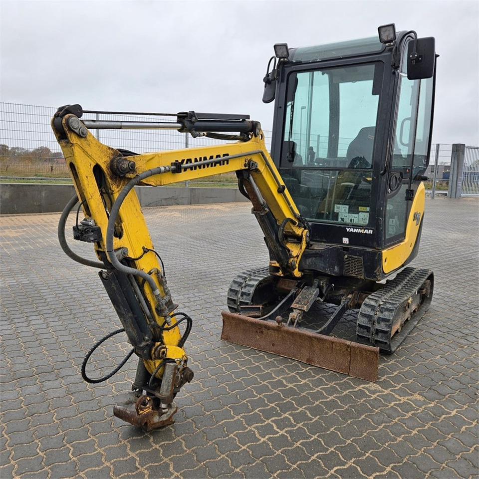 Yanmar SV18 - Minikotró: 2 kép. Yanmar SV18 - Minikotró: 2 kép.