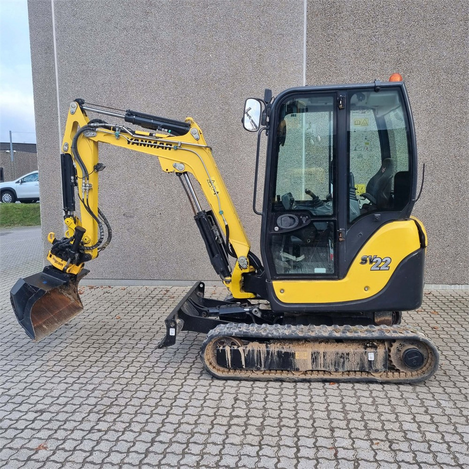 Yanmar SV22 - Minikotró: 2 kép. Yanmar SV22 - Minikotró: 2 kép.