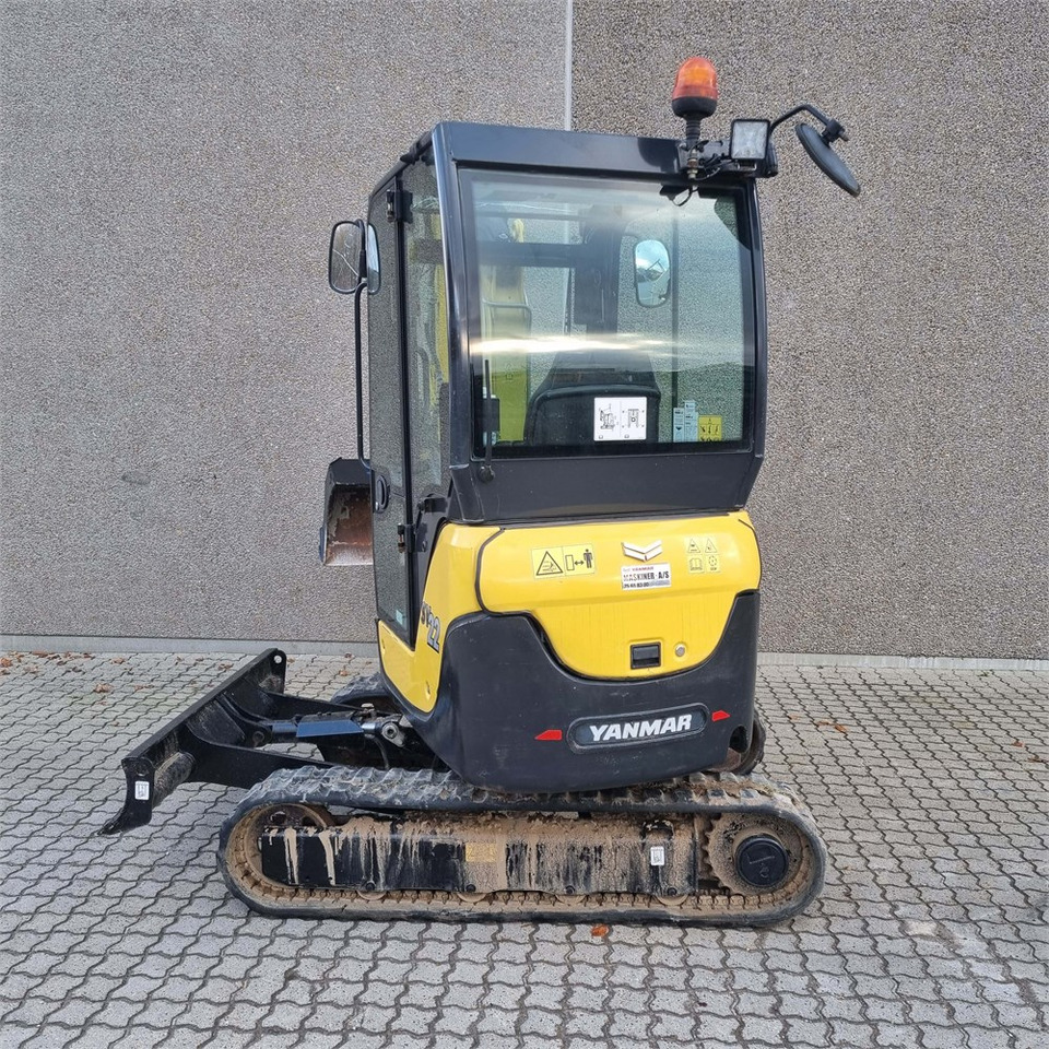 Yanmar SV22 - Minikotró: 4 kép. Yanmar SV22 - Minikotró: 4 kép.