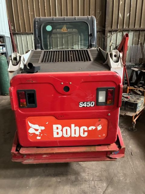 Bobcat S 450 - Mini homlokrakodó: 4 kép. Bobcat S 450 - Mini homlokrakodó: 4 kép.