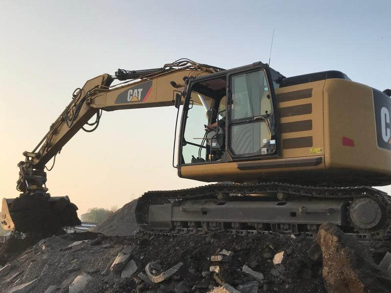 Caterpillar 320E LRR - Lánctalpas kotró: 4 kép. Caterpillar 320E LRR - Lánctalpas kotró: 4 kép.