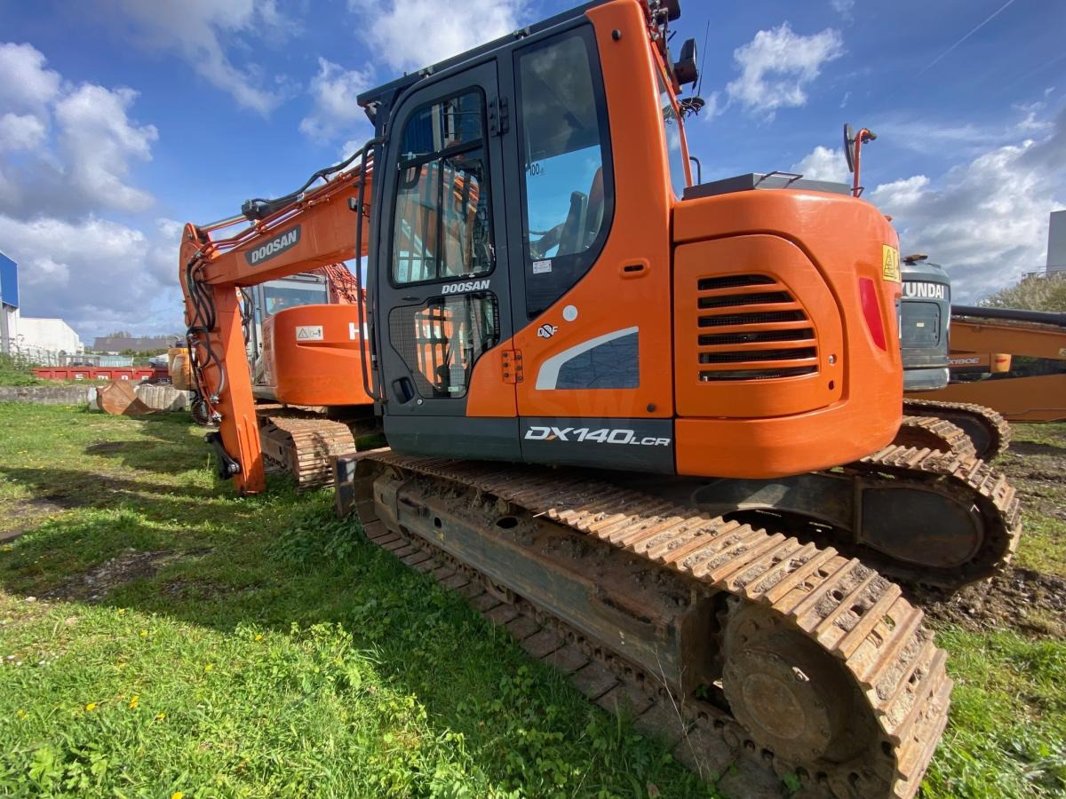Doosan DX 140 LCR-5 - Lánctalpas kotró: 2 kép. Doosan DX 140 LCR-5 - Lánctalpas kotró: 2 kép.