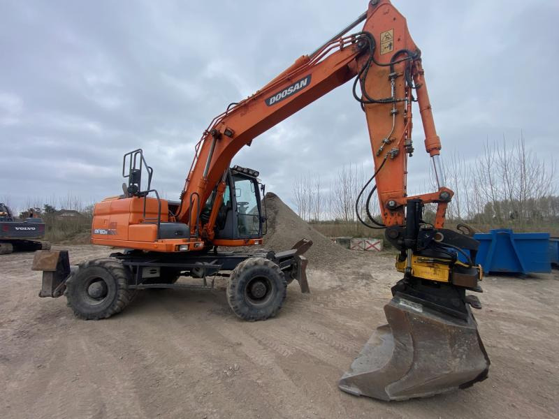 Doosan DX 160W-3 - Gumikerekes kotró: 3 kép. Doosan DX 160W-3 - Gumikerekes kotró: 3 kép.