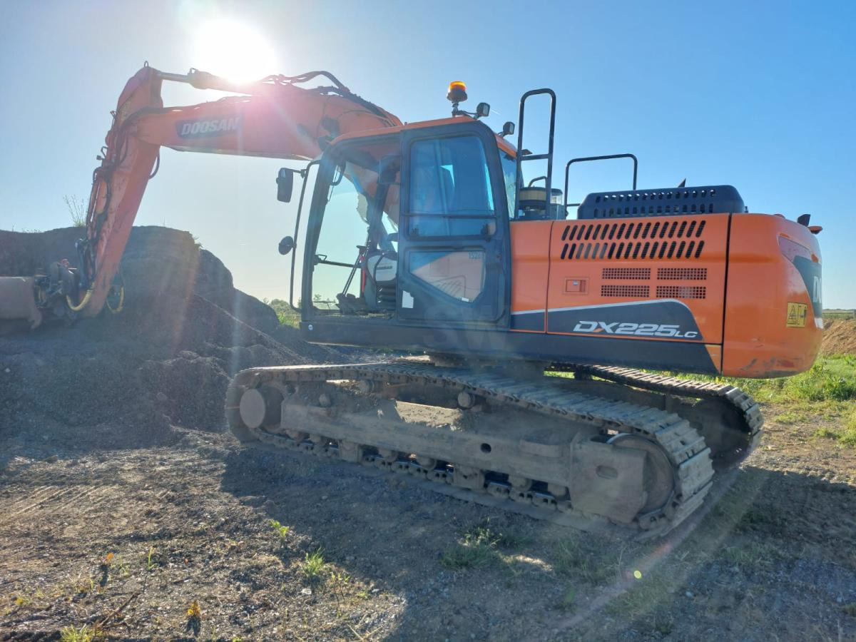 Doosan DX 225LC-5 - Lánctalpas kotró: 2 kép. Doosan DX 225LC-5 - Lánctalpas kotró: 2 kép.