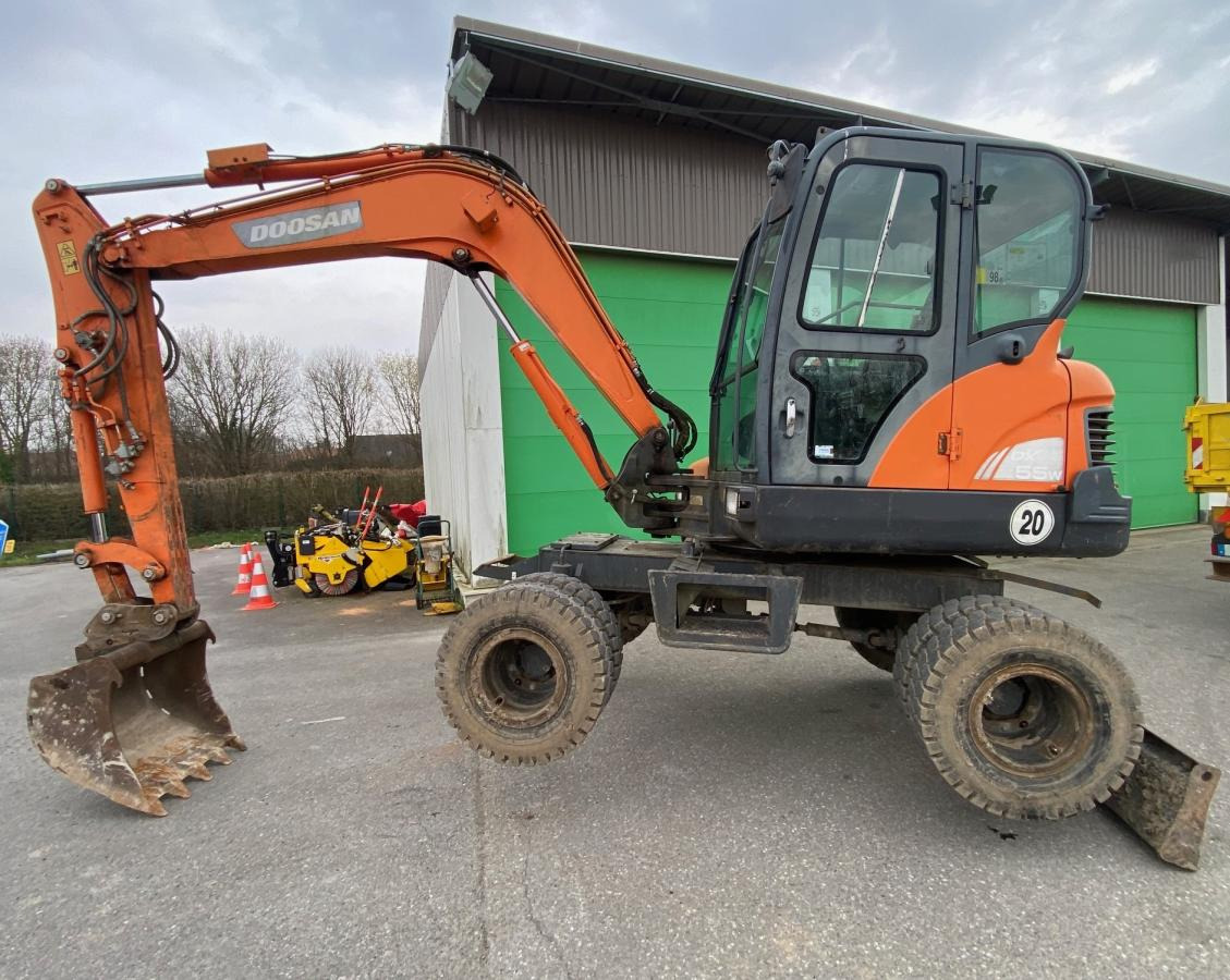Doosan DX 55W - Gumikerekes kotró: 4 kép. Doosan DX 55W - Gumikerekes kotró: 4 kép.