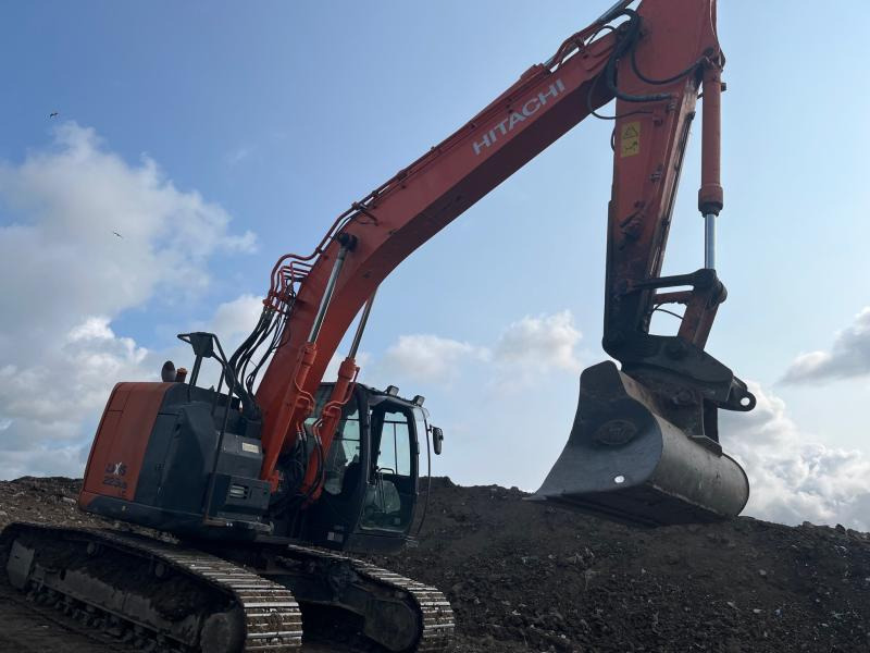 Hitachi ZX 225USLC-5B - Lánctalpas kotró: 2 kép. Hitachi ZX 225USLC-5B - Lánctalpas kotró: 2 kép.