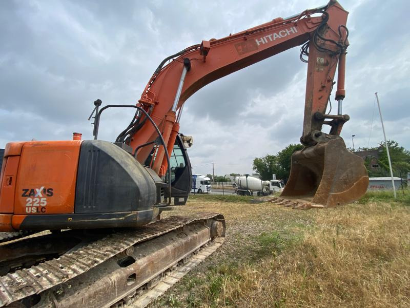 Hitachi ZX225USLC-3 - Lánctalpas kotró: 3 kép. Hitachi ZX225USLC-3 - Lánctalpas kotró: 3 kép.