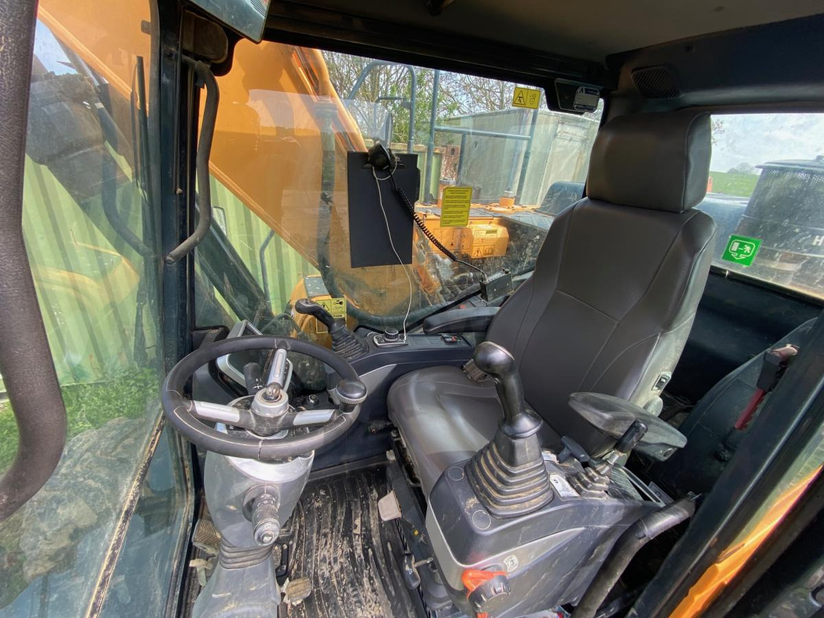 Hyundai HW 210 - Gumikerekes kotró: 4 kép. Hyundai HW 210 - Gumikerekes kotró: 4 kép.