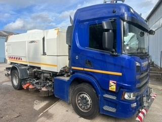 Scania G 360 - Utcaseprő gép: 2 kép. Scania G 360 - Utcaseprő gép: 2 kép.