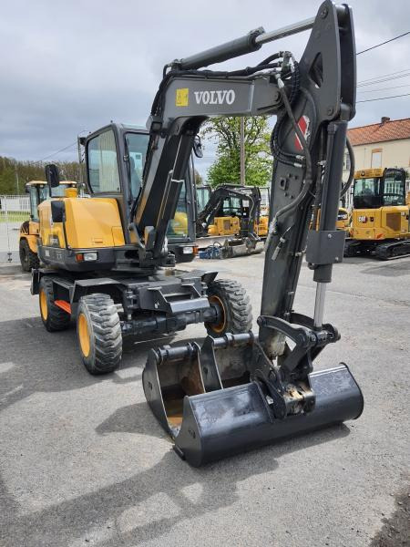 Volvo EW 60E - Gumikerekes kotró: 2 kép. Volvo EW 60E - Gumikerekes kotró: 2 kép.