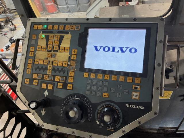 Útburkológép Volvo P6820C: 10 kép.