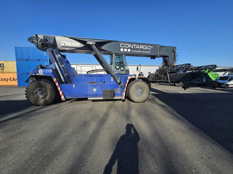 Kalmar DRG420-60S5 - Konténerrakodó: 1 kép. Kalmar DRG420-60S5 - Konténerrakodó: 1 kép.