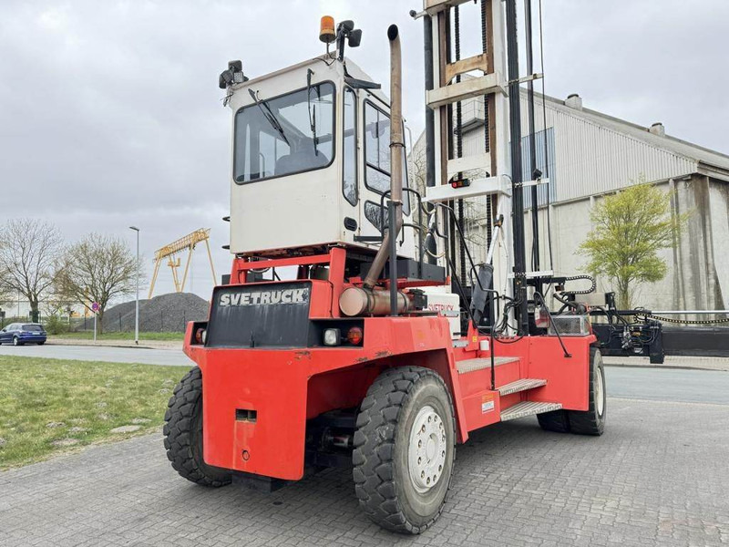 Svetruck ECS6H - Konténer targoncá: 3 kép. Svetruck ECS6H - Konténer targoncá: 3 kép.
