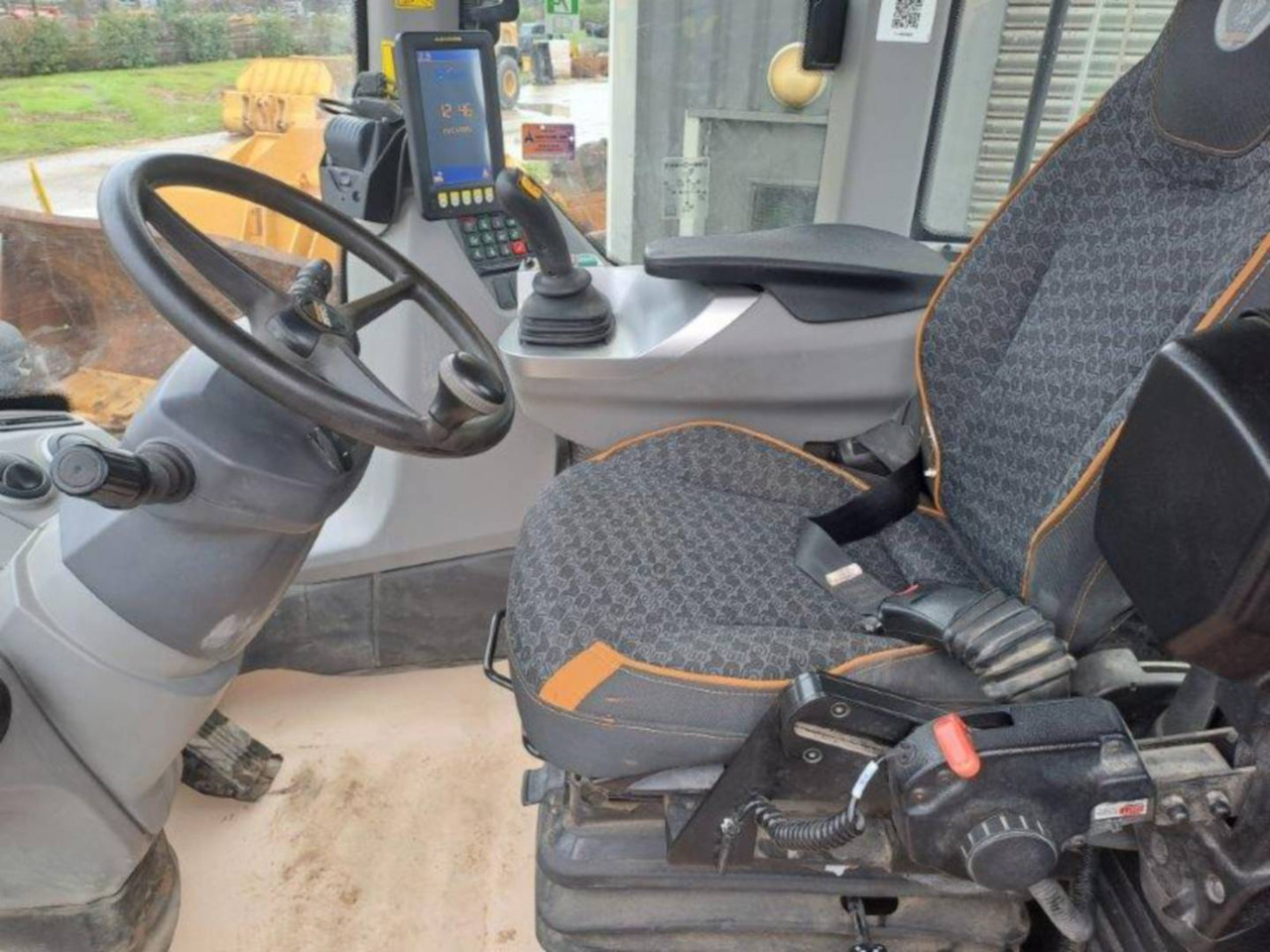 Gumikerekes homlokrakodó CASE 521 GXR: 8 kép.