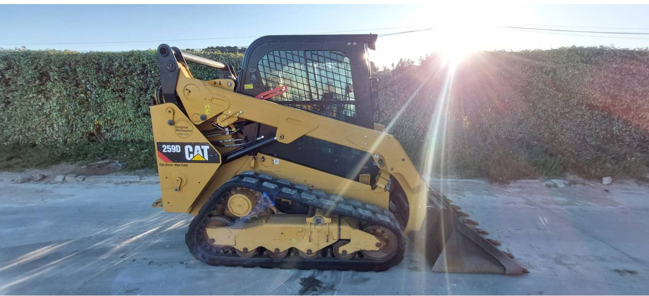 CAT 259D - Lánctalpas homlokrakodó: 1 kép. CAT 259D - Lánctalpas homlokrakodó: 1 kép.
