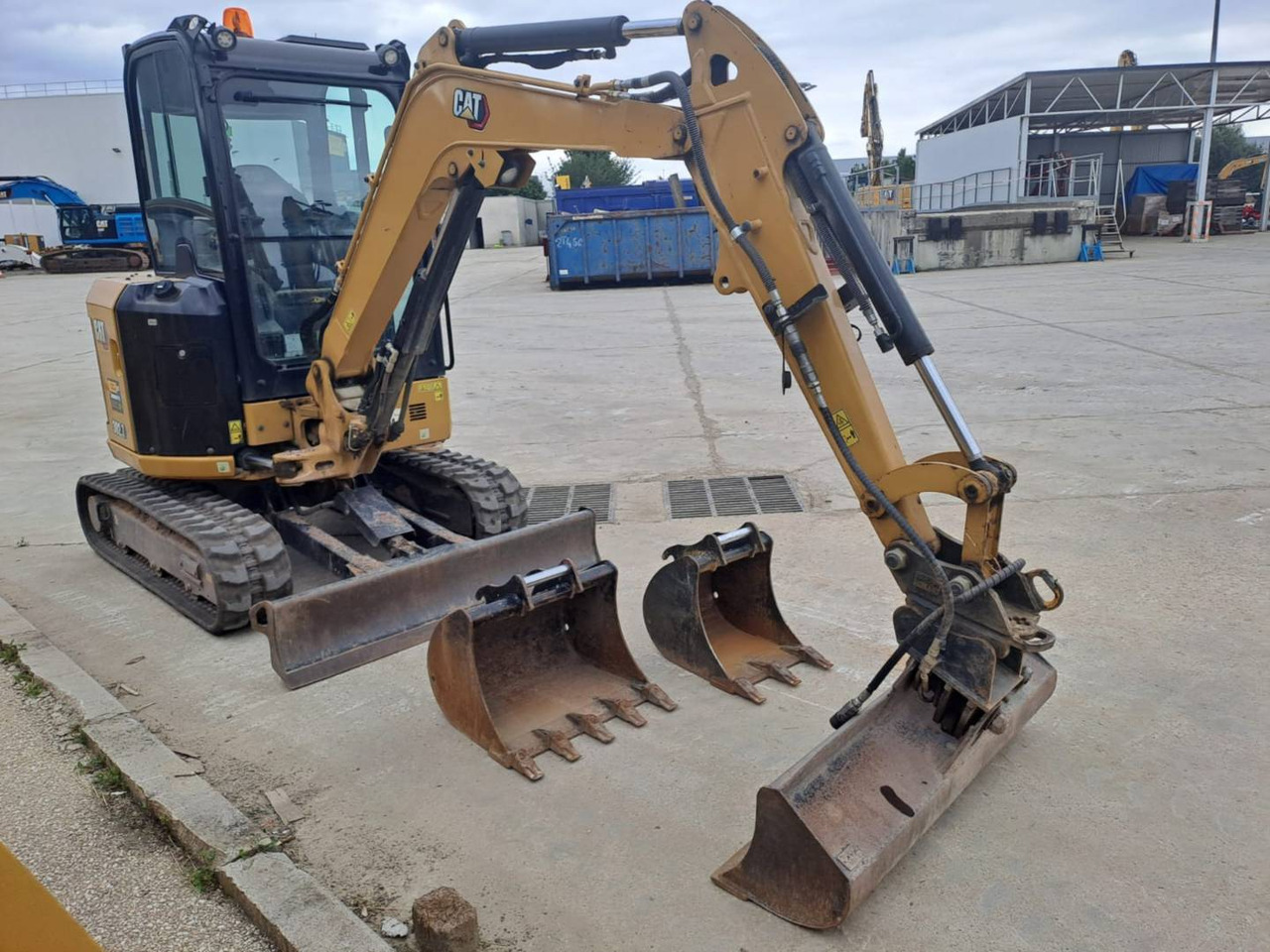 CAT 302.7 - Lánctalpas kotró: 2 kép. CAT 302.7 - Lánctalpas kotró: 2 kép.