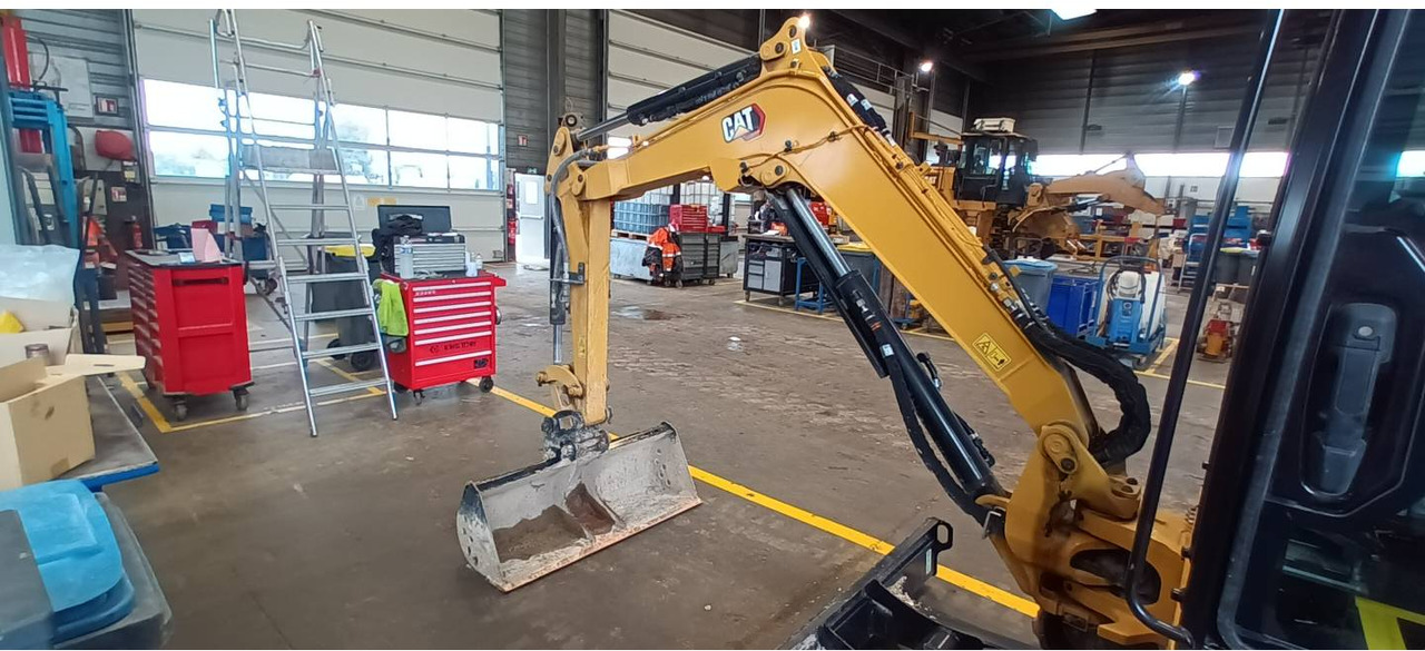 CAT 302.7 - Lánctalpas kotró: 2 kép. CAT 302.7 - Lánctalpas kotró: 2 kép.