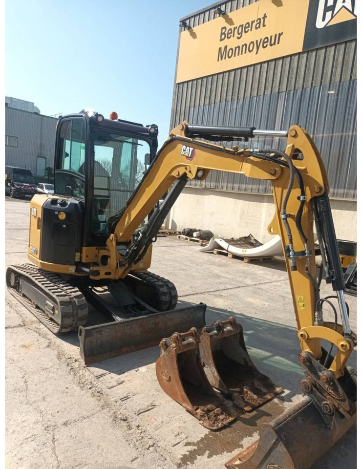 CAT 302.7 - Lánctalpas kotró: 1 kép. CAT 302.7 - Lánctalpas kotró: 1 kép.