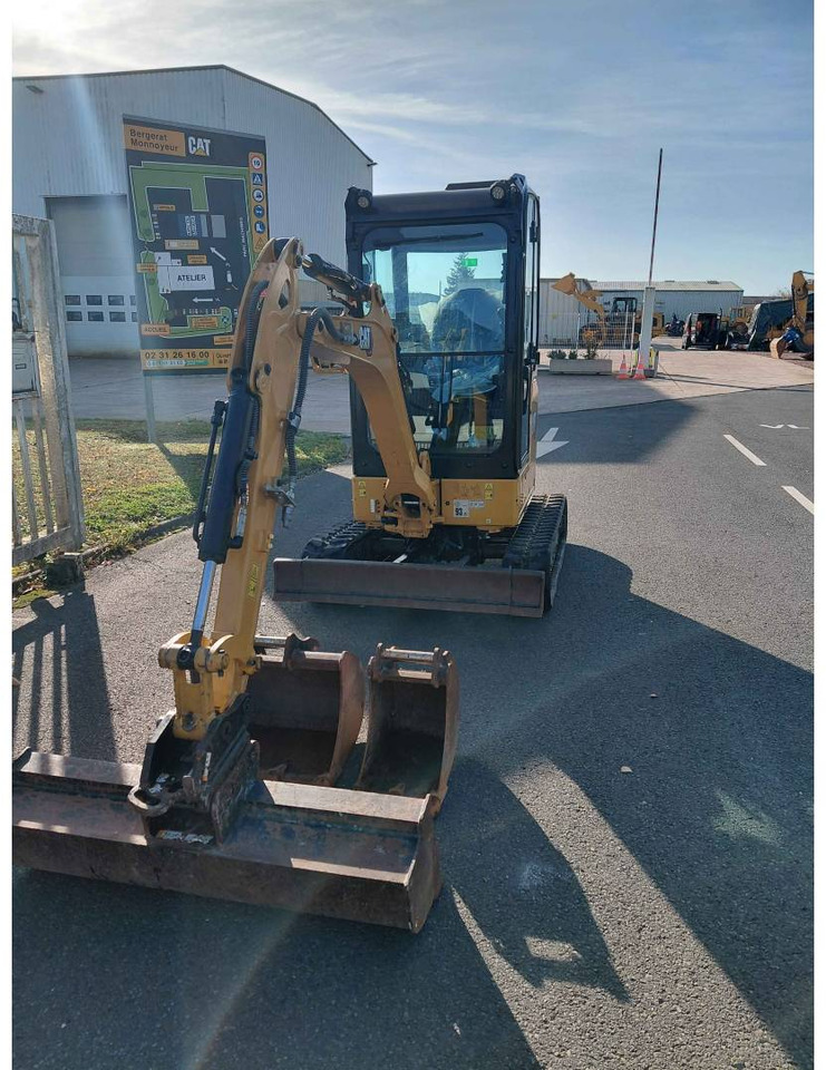 CAT 302 - Lánctalpas kotró: 2 kép. CAT 302 - Lánctalpas kotró: 2 kép.