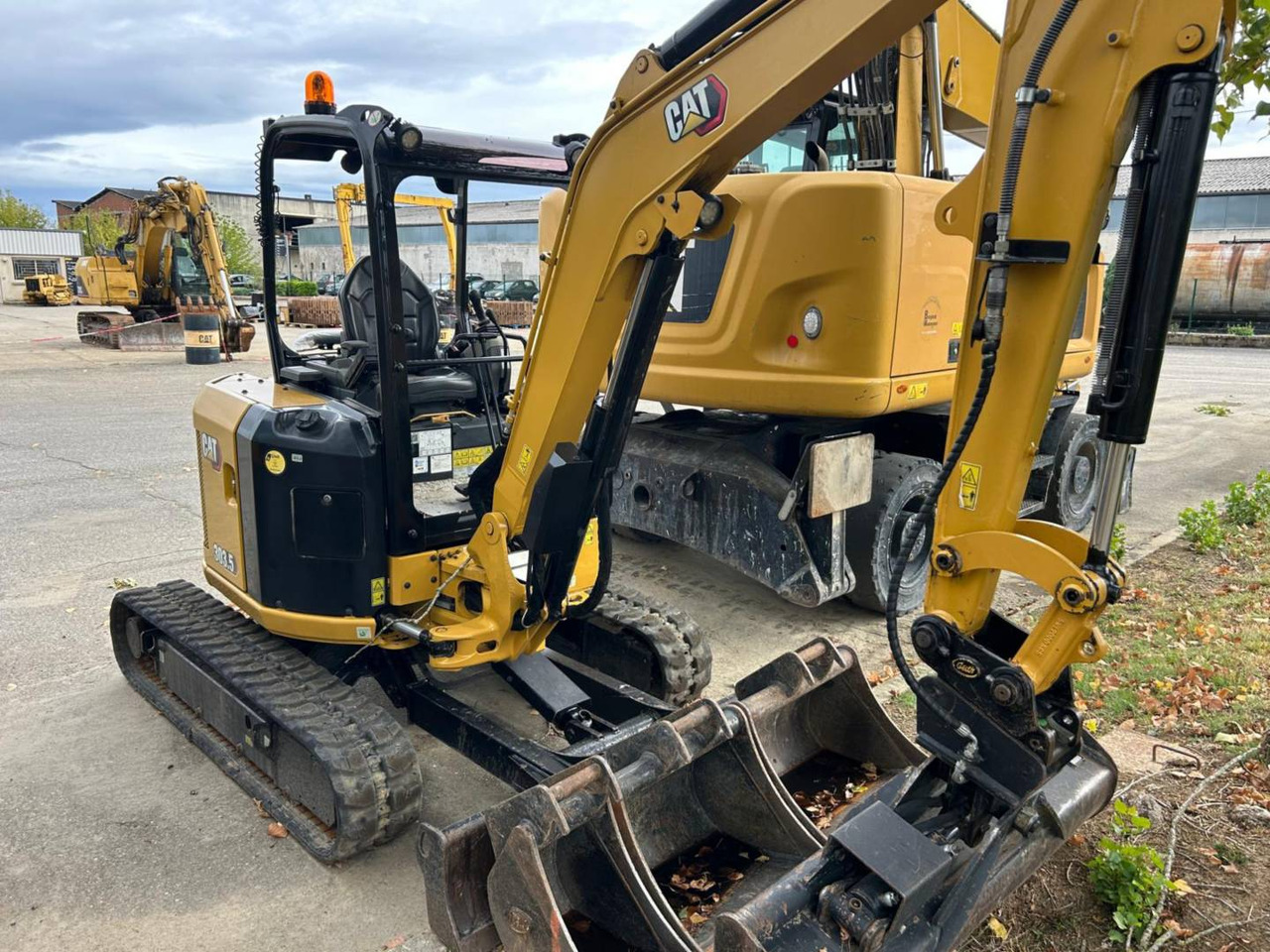 CAT 303.5 - Lánctalpas kotró: 2 kép. CAT 303.5 - Lánctalpas kotró: 2 kép.