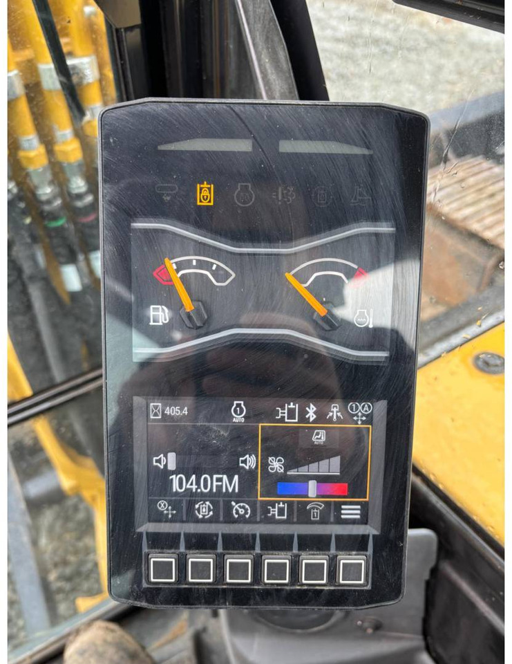 CAT 305 - Lánctalpas kotró: 5 kép. CAT 305 - Lánctalpas kotró: 5 kép.