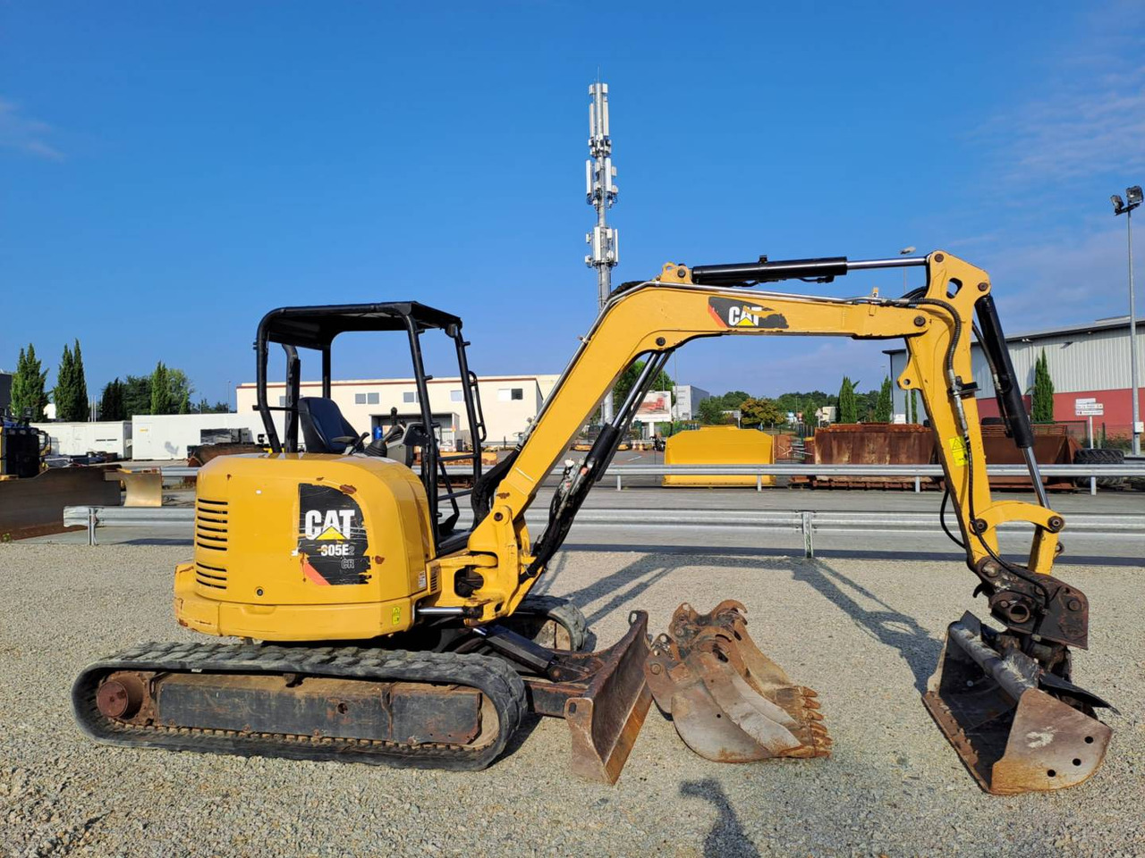 CAT 305E2 - Lánctalpas kotró: 2 kép. CAT 305E2 - Lánctalpas kotró: 2 kép.