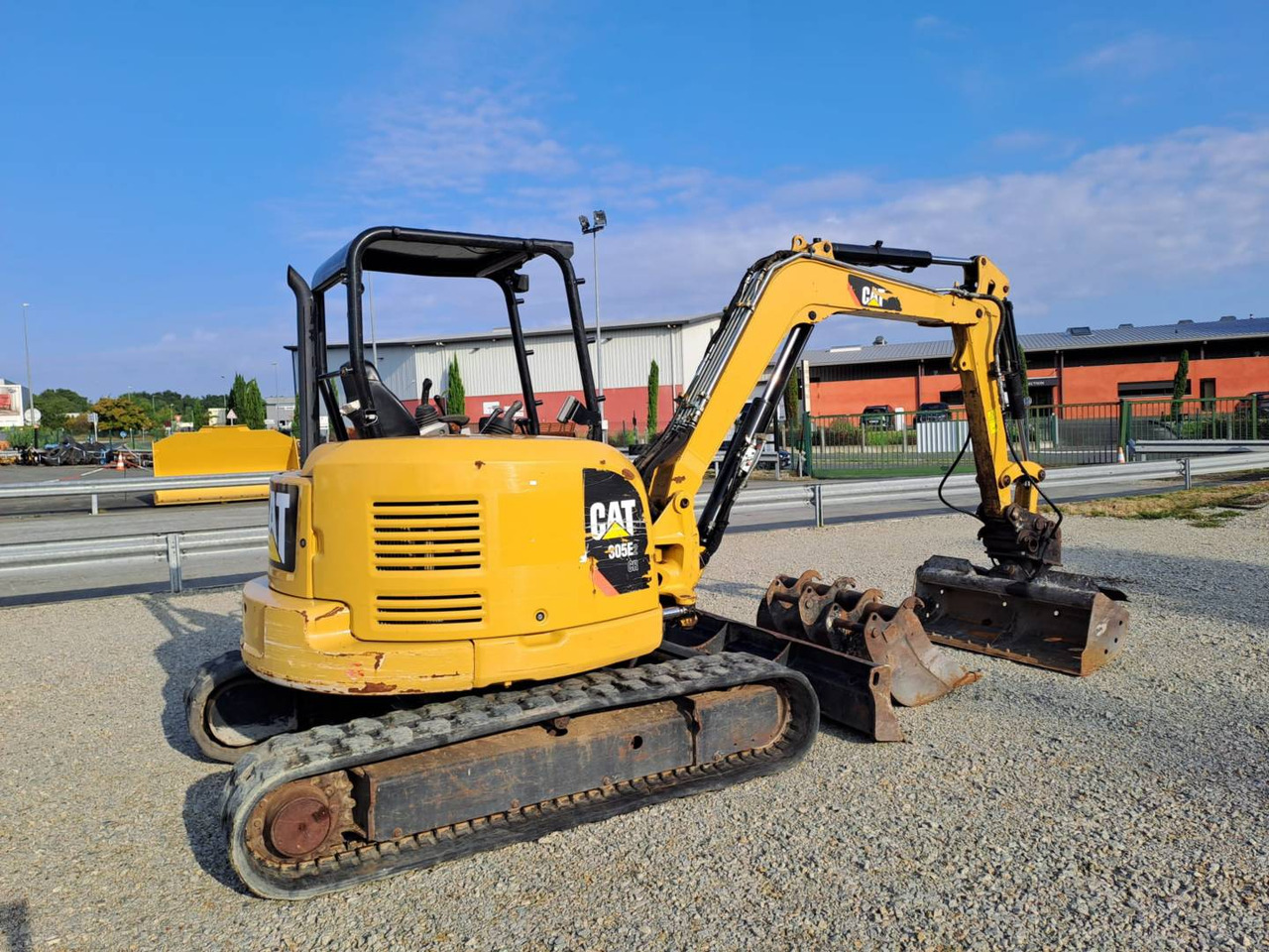 CAT 305E2 - Lánctalpas kotró: 3 kép. CAT 305E2 - Lánctalpas kotró: 3 kép.