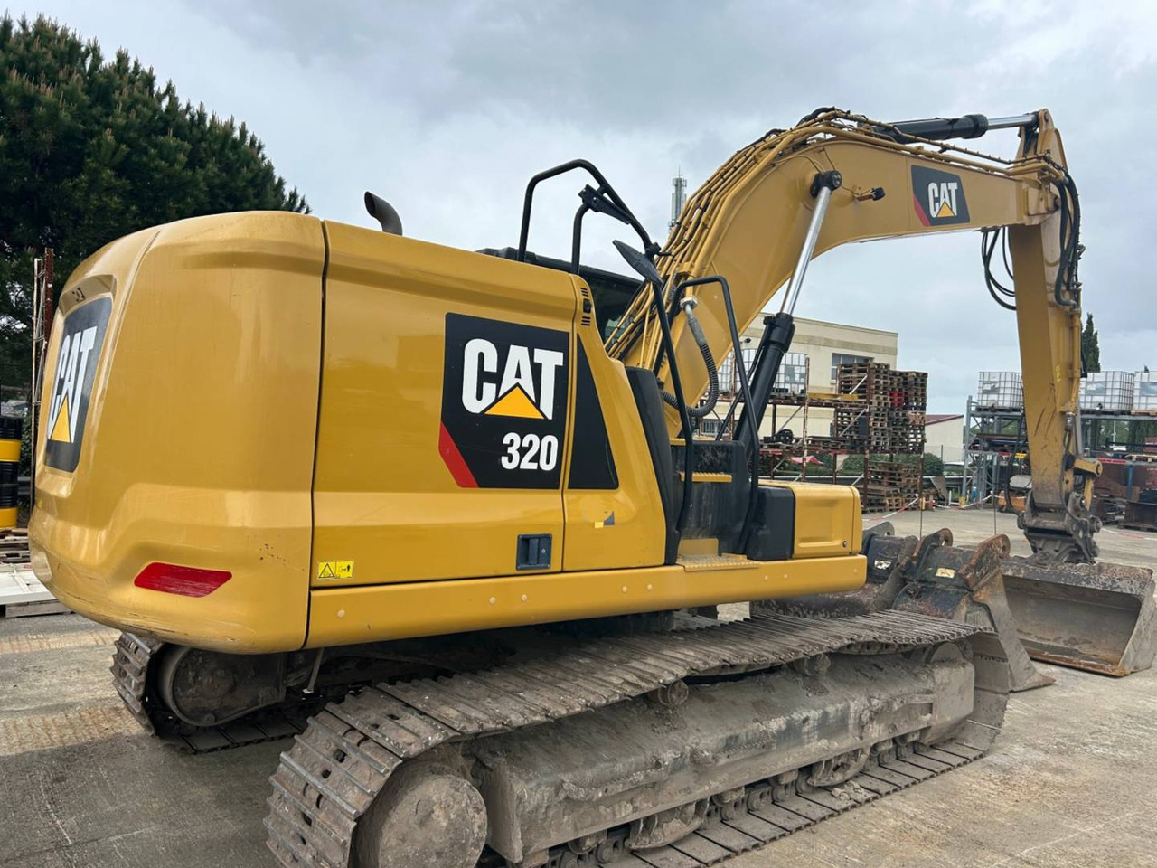 CAT 320 - Lánctalpas kotró: 4 kép. CAT 320 - Lánctalpas kotró: 4 kép.