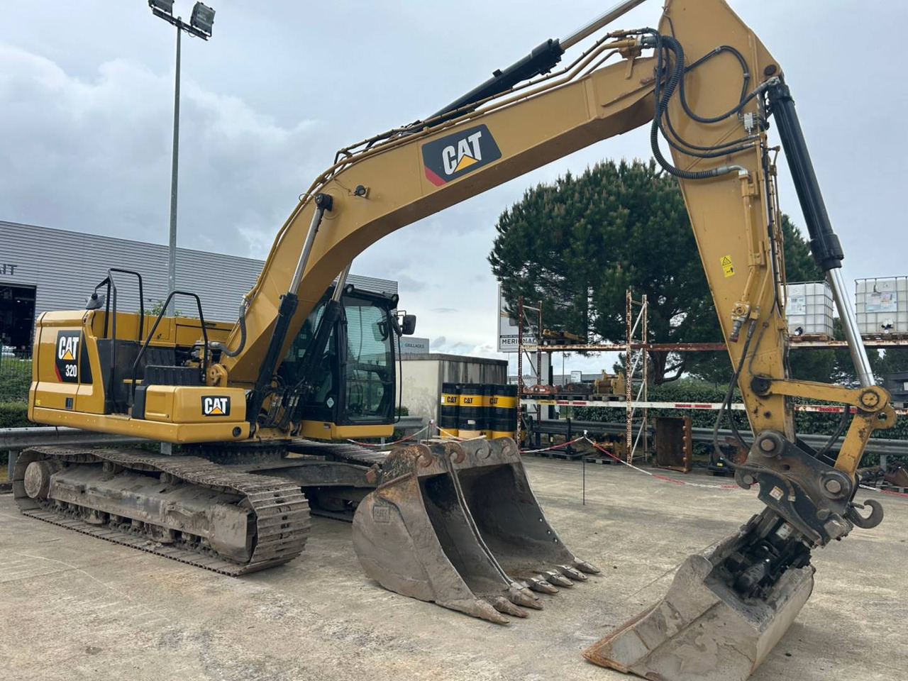 CAT 320 - Lánctalpas kotró: 1 kép. CAT 320 - Lánctalpas kotró: 1 kép.