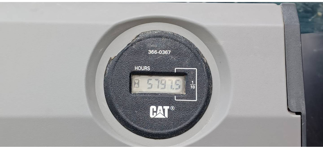 CAT 320F - Lánctalpas kotró: 5 kép. CAT 320F - Lánctalpas kotró: 5 kép.